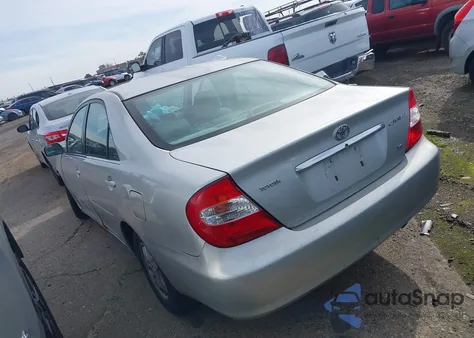 2002 Toyota Camry Le z USA, uszkodzony, nr VIN 4T1BF30K52U522186
